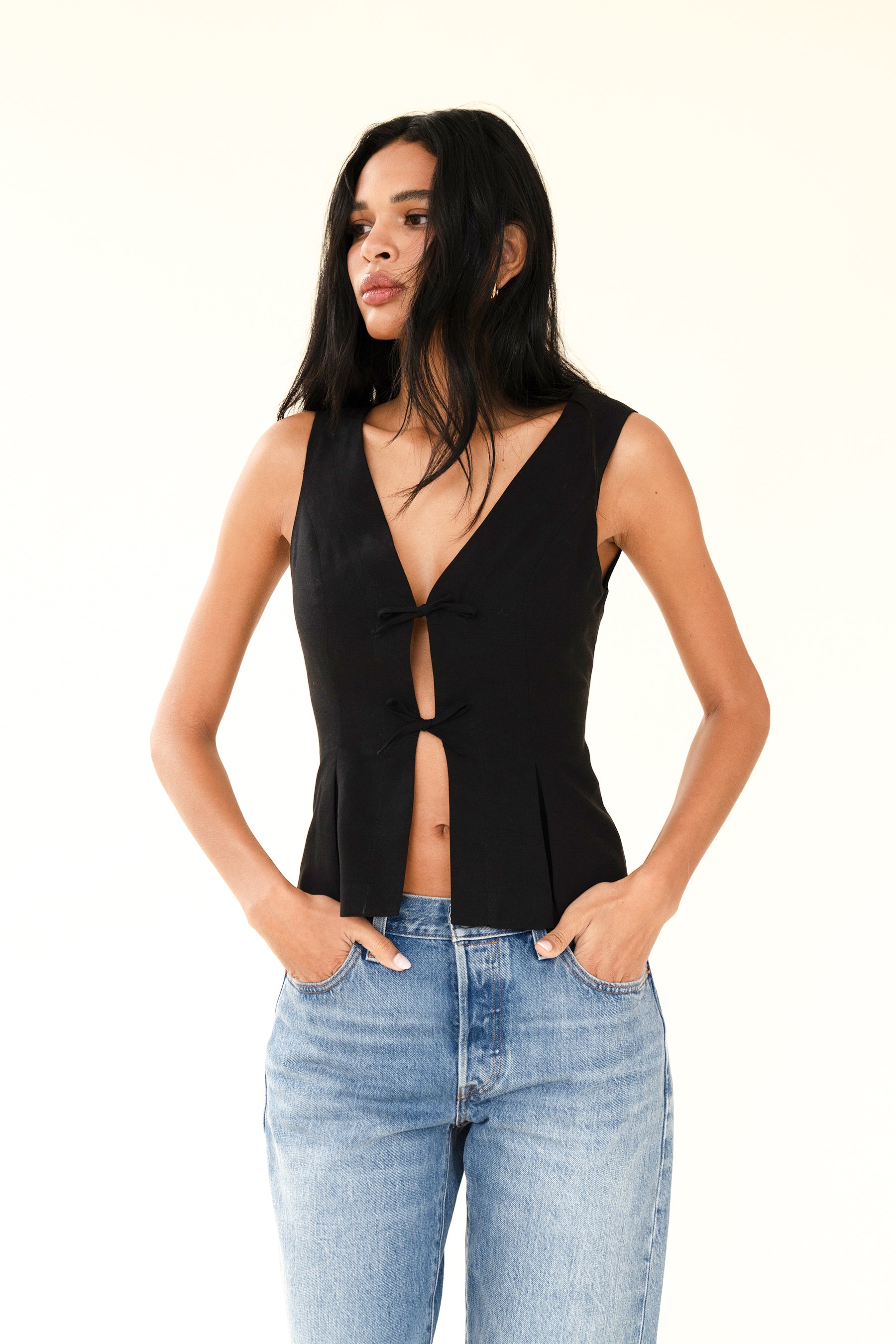 SISTERHOOD-SARATOPNOIR10_1800x